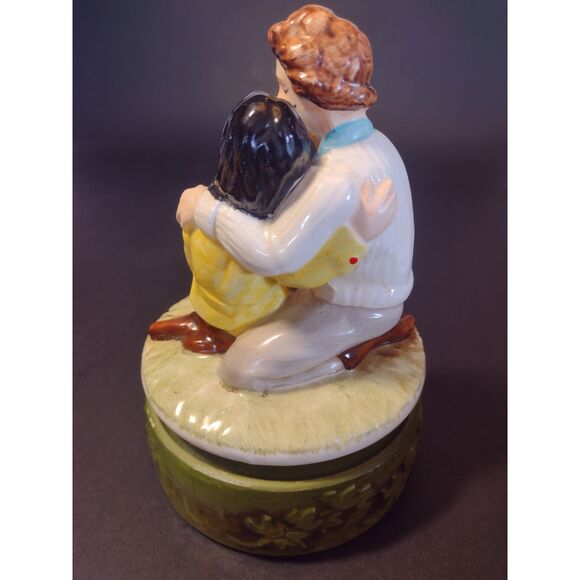 MCM 1970s Kitschy Couple Music Box Spins Plays Love Story Sankyo Japan Vintage - Picture 5 of 7